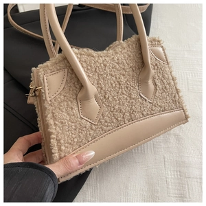 Détails du sac à main beige en laine d'agneau avec garniture en similicuir et boucles