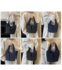 Vues détaillées sous plusieurs angles d'un sac cabas en nylon noir avec deux poches