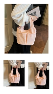 Détail du sac cabas en nylon rose clair avec plusieurs poches pour le rangement quotidien