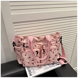 Détails du sac rose à motif cerises avec poches zippées multiples et compartiments de côté