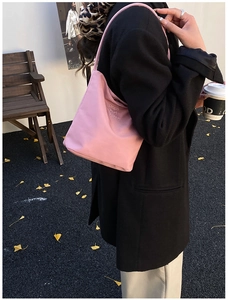 Dettaglio ravvicinato della borsa in nylon rosa con ricamo Hope and Future sulla spalla