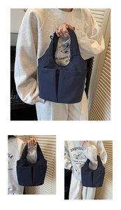 Vue détaillée d'un sac cabas en nylon bleu marine avec doubles poches avant fonctionnelles