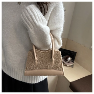 Détail du petit sac bandoulière en sherpa beige avec finitions en cuir lisse