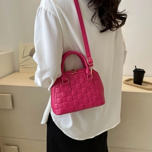 Bolso de mano fucsia acolchado con diseño de cuadros y asas redondas doradas