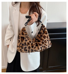 Dettaglio della borsa in peluche leopardata con manico intrecciato nero e texture