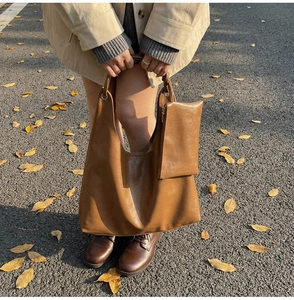 Detail der braunen PU-Leder-Tote Bag mit kleiner Tasche auf herbstlicher Straße