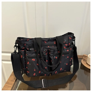 Détails du sac fourre-tout en nylon noir à motifs cerises et multiples poches zippées
