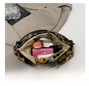Dettaglio dell'interno capiente della borsa tote in pelliccia sintetica leopardata