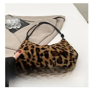 Dettaglio della texture in ecopelliccia leopardata su una borsa a tracolla di peluche