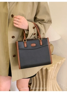 Dettaglio della borsa retrò con manici in pelle marrone e fibbie in metallo dorato