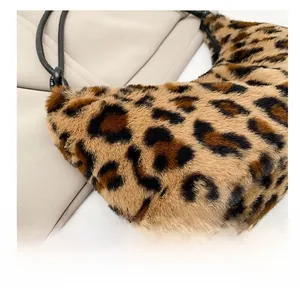 Dettaglio della trama in ecopelliccia leopardata di una borsa con manico a corda nera