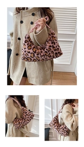 Détail du sac hobo en fausse fourrure léopard rose avec texture douce et anse cuir