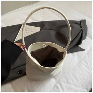 Bolso tote blanco minimalista de cuero con asa redonda y cierre magnético para mujer