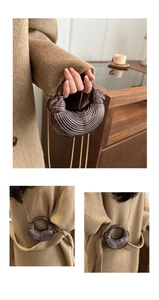 Vue détaillée du sac de soirée croissant bronze avec texture métallique et chaîne dorée