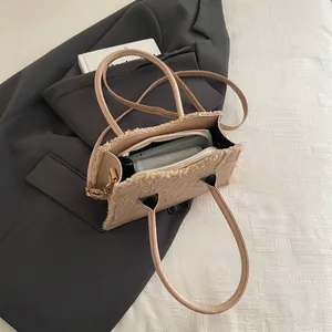 Sac bandoulière en laine beige avec bordure en peluche et poche intérieure zippée chic