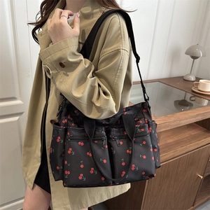 Sac fourre-tout noir à motif cerises rouges avec poches zippées et bandoulière réglable
