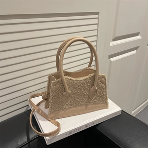 Petit sac carré en laine d'agneau beige avec bandoulière en cuir PU vue de dessus