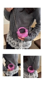 Sac coquille en acrylique rose métallique avec texture en spirale et chaîne dorée