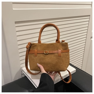 Détails du sac cabas en daim marron avec ceinture en cuir et boucle dorée élégante