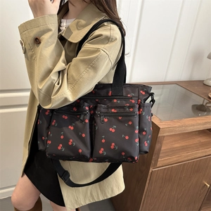 Sac fourre-tout noir à imprimé cerises avec deux poches zippées avant pour femmes
