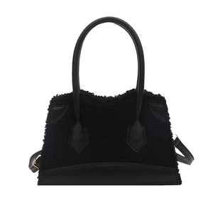 Sac fourre-tout chic en peau lainée noire et cuir avec silhouette trapèze tendance