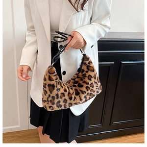Dettaglio borsa hobo leopardata in morbida pelliccia sintetica con tracolla in pelle