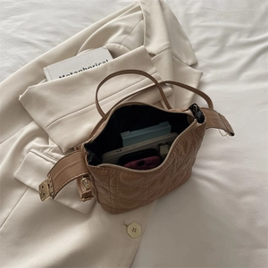 Quilted heart pattern handbag in light brown PU leather with golden hardware details