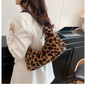 Dettaglio della borsa hobo leopardata con tracolla a nodo nero indossata da una modella
