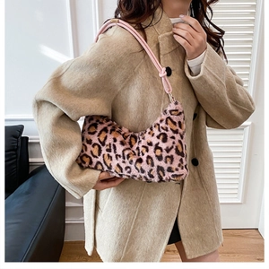 Borsa sottobraccio in ecopelliccia leopardata rosa, elegante accessorio moda invernale