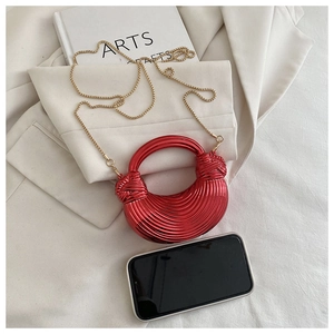 Mini sac demi-lune rouge à texture spirale métallique et chaîne à billes dorées