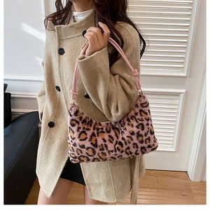 Dettaglio della borsa a spalla in ecopelliccia maculata rosa con cappotto di lana beige