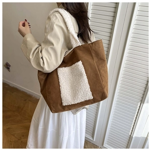 Dettaglio borsa tote in velluto marrone con manici in sherpa bianco e tasca frontale