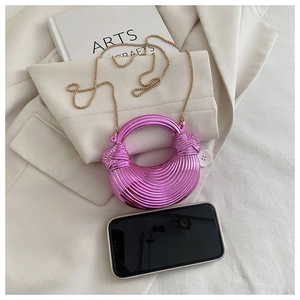 Détail du sac lune rose métallisé avec texture ondulée et chaîne dorée