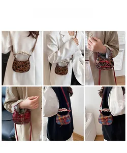 Collage de minibolsos bandolera de media luna con estampado de leopardo y cuadros