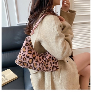 Borsa a spalla in ecopelliccia leopardata rosa indossata da una modella con cappotto beige