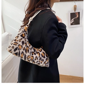 Dettaglio borsa a spalla leopardata in ecopelliccia con tracolla a corda bianca annodata