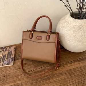 Détail d'un grand sac cabas en cuir PU marron avec finitions dorées sur bois