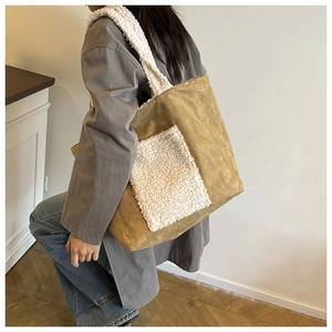 Dettaglio della borsa tote in pelle scamosciata marrone con finiture in lana bianca