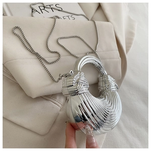 Détail du sac lune plissé argenté avec texture métallique et poignée ronde