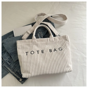 Détail du sac cabas blanc en velours côtelé avec broderie et bandoulière ajustable