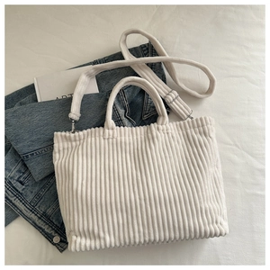 Détail du sac cabas en velours côtelé blanc cassé avec bandoulière et deux poignées