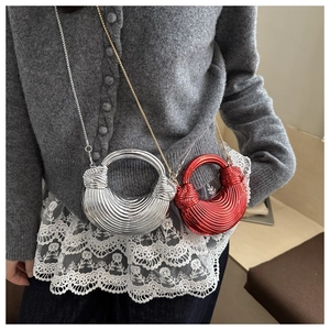 Détail de sacs croissants aux rayures métalliques avec chaînes en argent et rouge