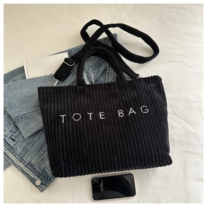 Détail du sac cabas en velours côtelé noir avec broderie TOTE BAG et bandoulière