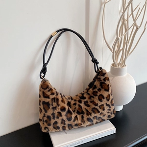 Borsa a spalla in peluche leopardata capiente con tracolla annodata e dettagli dorati