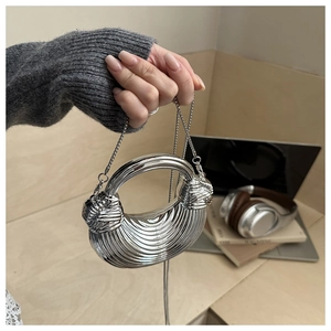 Sac croissant argenté moderne avec texture métallique plissée et poignée ronde en main