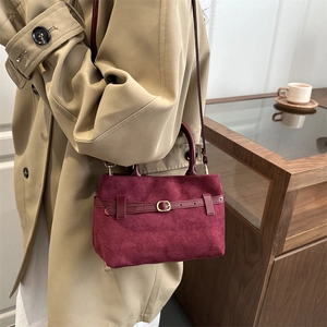 Sac à bandoulière vintage en daim bordeaux avec ferrures dorées pour femmes