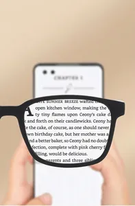Gros plan de lunettes de lecture noires montrant la clarté et l'effet de grossissement