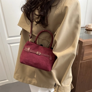 Sac à main élégant en daim bordeaux pour femme avec boucle vintage et bandoulière réglable