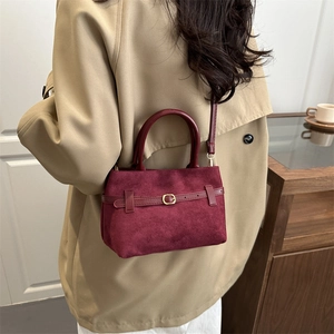 Sac à main chic en suédine bordeaux avec boucle dorée et bandoulière réglable