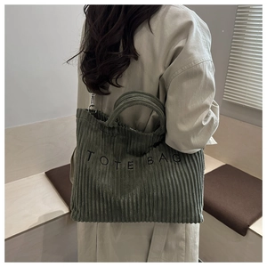 Détail du sac cabas en velours côtelé vert vintage avec broderie TOTE BAG et attaches métal